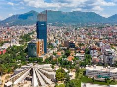 ArchDaily përzgjedh projektin “Tirana Crevices” si model të bashkëjetesës së re në qytet – hapësira komunitare mes ndërtesash vertikale.