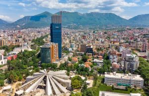 ArchDaily përzgjedh projektin “Tirana Crevices” si model të bashkëjetesës së re në qytet – hapësira komunitare mes ndërtesash vertikale.