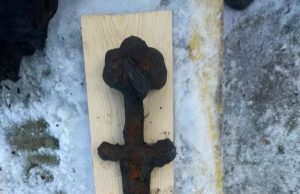 Shpatë mesjetare e rrallë zbulohet në fund të një lumi në Holandë