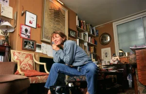 Çanta origjinale e Jane Birkin nga Hermès del në ankand në Paris Jane Birkin në shtëpinë e nënës së saj në Londër, në vitin 1996. Mike Daines/Shutterstock