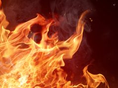 Zjarri përfshin tregun në zonën e plazhit në Durrësit – Flakët godasin në zemrën e sezonit turistik