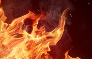 Zjarri përfshin tregun në zonën e plazhit në Durrësit – Flakët godasin në zemrën e sezonit turistik