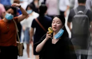 Kina digjet nga i nxehti “kinez” – Vapa mbytëse disamujore rrit shitjen e kondicionerëve të “dorës”