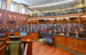 Kosova pezullon konstituimin e Kuvendit: Kushtetuesja “ngrin” krizën politike