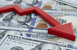 Alarm për dollarin amerikan: Rënia më e madhe në 50 vjet vë në dyshim dominimin global të monedhës