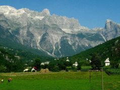 Turizëm me kallashnikov: shteti mësyn me fadroma në Theth