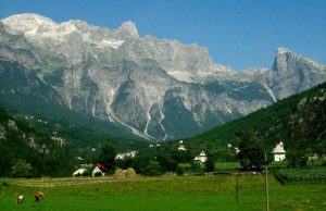 Turizëm me kallashnikov: shteti mësyn me fadroma në Theth