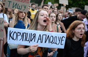 Në Ukrainë fillojnë protestat anti-qeveritare – Zelenski kërkon të eliminojë agjencitë anti-korrupsion