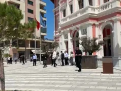 Ndërhyrje në pushtetin vendor në mes të sezonit turistik: Kryeministri Edi Rama kërkon shkarkimin e drejtuesve në Bashkinë Vlorë