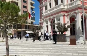 Ndërhyrje në pushtetin vendor në mes të sezonit turistik: Kryeministri Edi Rama kërkon shkarkimin e drejtuesve në Bashkinë Vlorë