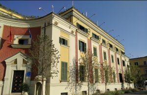 Bashkitë periferike socialiste i dorëzohen ultimatumit të kryeministrit Edi Rama – dorëhiqen administratorët në Elbasan, Kukës, Korçë, Shkodër dhe Lushnjë. Asnjë në Tiranë!