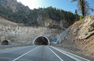 Gjykata Speciale gjen 4 fajtorë për abuzimet me tenderin e ndërtimit të një tuneli – mes tyre ish-drejtoreshën e ARRSH, Sonila Qato