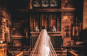 Kodi i veshjes: Pse nuset vishen me vello?