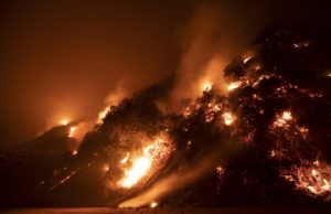 Shqipëria digjet nga veriu në jug: më shumë se 17 vatra aktive, rrezik për banesa dhe zona të mbrojtura