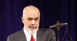 Rama në podkast kthen në “vendim” mesazhin për Kushtetuesen: Pezullimin e ministrave e bën vetëm politika ose dënimi i formës së prerë