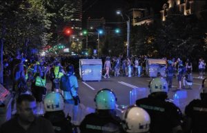 Vazhdojnë protestat e dhunshme në Beograd, përplasje mes policisë dhe qytetarëve
