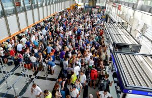 Sulmi kibernetik trondit aeroportet kryesore të Evropës: mijëra pasagjerë të bllokuar, fluturime të anuluara