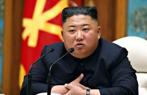Kim Jong Un i shpall “luftë” fjalorit perëndimor: ndalohet “hamburgeri”, “karaoke”, “akullorja”