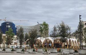 “Tirana Moons”: Instalacioni që ndriçon për pak dhe shuhet pa gjurmë