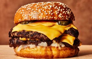 BE ndalon etiketimet “burger” për produktet me origjinё bimore, kritikët: “Populizëm me hot dogë”