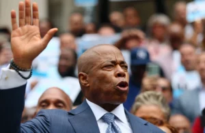 Ku dreqin ka shkuar kryebashkiaku Adams? Shikoni njёherё nё Shqipёri!