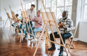 Emigrantët e “luksit”: Një program britanik për të dëbuarit jashtë kufijve të Mbretërisë së Bashkuar përfshin leksione arti dhe kurse IT