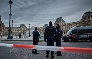 Parisi në alarm: Hajdutët sfidojnë sigurinë e Louvre, zhduken me bizhuteritë mbretërore në mes të ditës