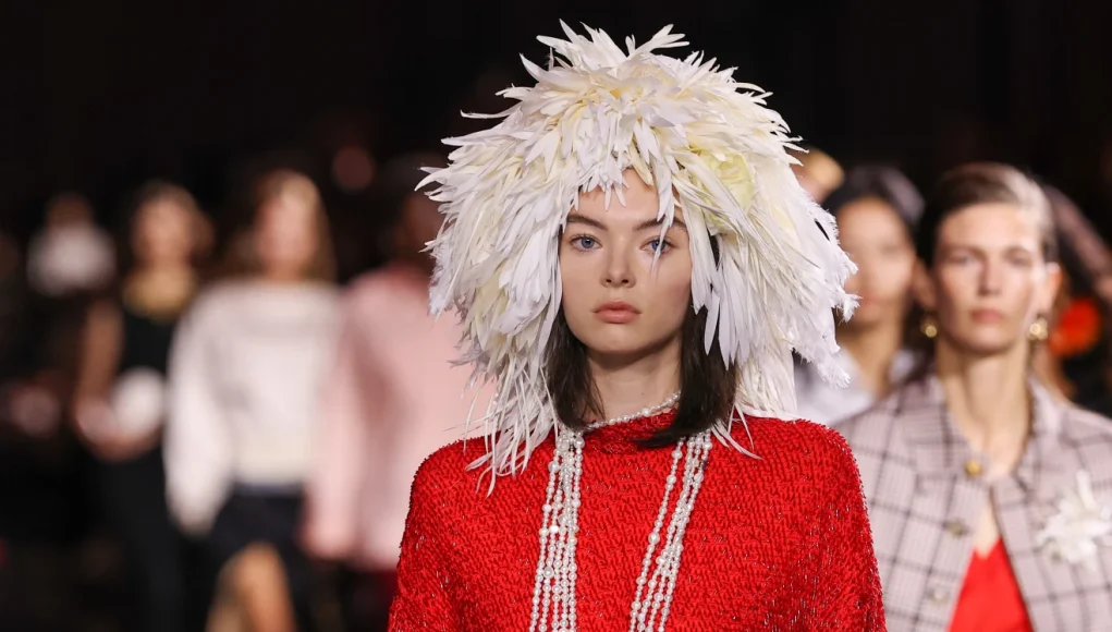 Pendët rikthehen fuqishëm në modën e pranverës 2026