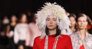 Pendët rikthehen fuqishëm në modën e pranverës 2026