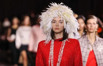 Pendët rikthehen fuqishëm në modën e pranverës 2026