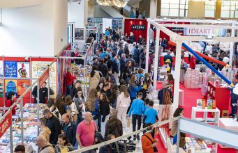Panairi i Librit në Tiranë sjell fluks të madh vizitorësh që prej ditës së hapjes