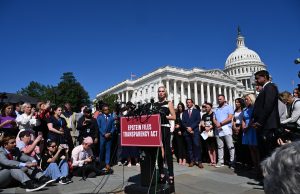 “Dosjet Epstein” rindezin politikën amerikane: Email-et përmendin Trumpin në takime me një viktimë