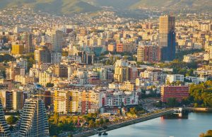 Paqja Fiskale është Kali i Trojës për uljen e taksave të kullave dhe resorteve